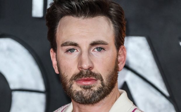 Chris Evans, desemnat „cel mai sexy bărbat în viață” de revista People. Actorul are 41 de ani, e necăsătorit și joacă rolul lui „Captain America”