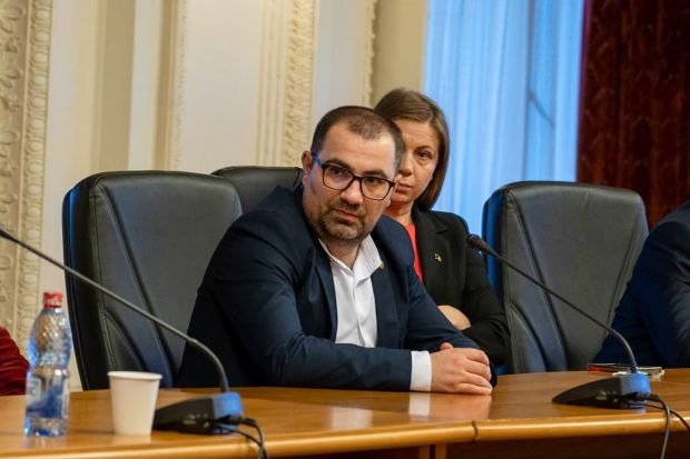 Deputatul AUR Titi Stoica, acuzat de Şoldan că a sunat noaptea mai mulţi parlamentari PSD şi i-a înjurat. Reacția lui George Simion