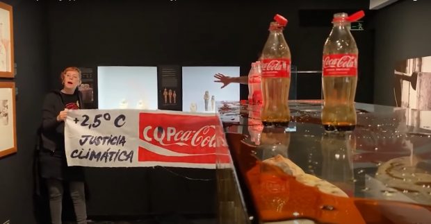 Activiștii spanioli de mediu au vandalizat o mumie egipteană într-un muzeu din Barcelona, turnând Coca-Cola peste vitrină