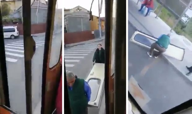 Un tramvai din Iași a pierdut o ușă, în mers. Vatmanul a coborât s-o recupereze din drum | VIDEO