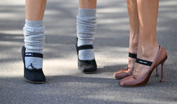 Fashion trend: pantofi cu toc și șosete