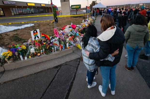 Noi detalii despre împușcăturile din clubul din Colorado Springs. Cum a fost împiedicat atacatorul să ucidă și mai mulți oameni