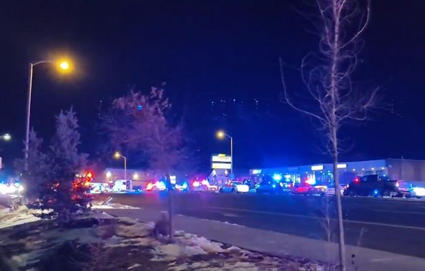 Focuri de armă într-un club LGBT din Colorado Springs: 5 morți și 18 răniți, după ce un bărbat a tras în plin în clineți