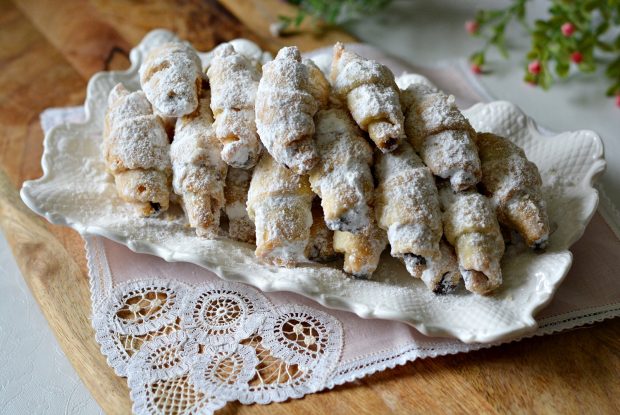 Cornulețe fragede cu vișine și nuci