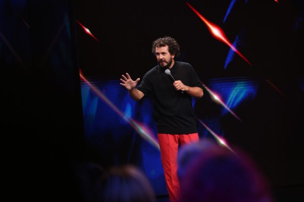 Imagine Stire Ce spune Dan Badea despre Costel Bojog, colegul lui de la „Stand-Up Revolution”: „Este un artist, îi place să se joace, îi place să se riște, e vulnerabil pe scenă” | 2review.ro
