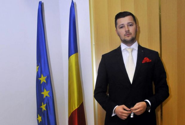 Cum ajunge băiatul unei familii de succes din provincie să facă politică la nivel înalt. Domnul Cotîrleț, pe axa Moinești-București