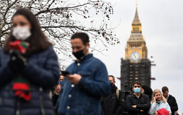 Un britanic a suferit de COVID timp de 411 zile. Cu ce tratament a învins boala
