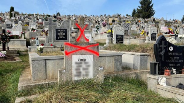 Morminte vopsite cu portocaliu într-un cimitir din Alba Iulia din cauza neplăţii taxelor. Reacția autorităților