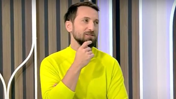 Ce a dezvăluit Dani Oțil în direct la Antena 1 despre părinții lui: „Pe tata nu l-am văzut niciodată supărat”. A dormit în acelaşi pat cu mama lui până la 15 ani