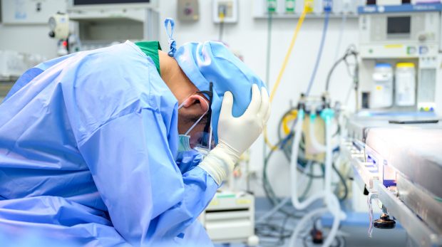 Dacă mergi acum la medic, sunt 50% șanse ca persoana care te tratează să fie în burnout. Terenul fertil pe care pot să apară multe erori medicale 