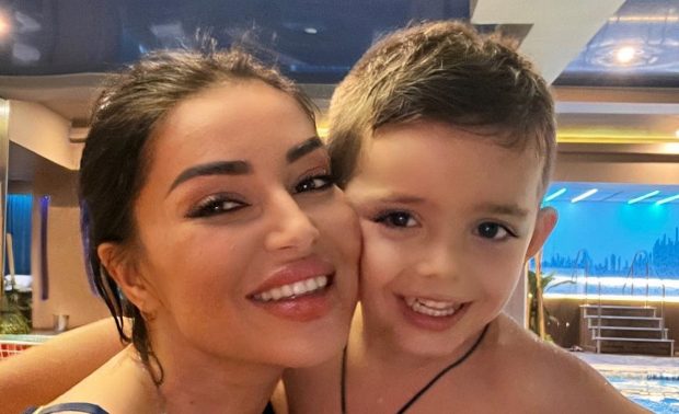 Motivul pentru care băiețelul Elenei Ionescu a mers mai târziu la grădiniță: „Eu de când l-am născut l-am avut cu mine cam peste tot”