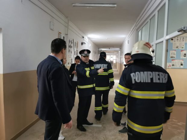 Incendiu la o școală din Botoşani. Peste 600 de elevi și zeci de profesori, evacuați