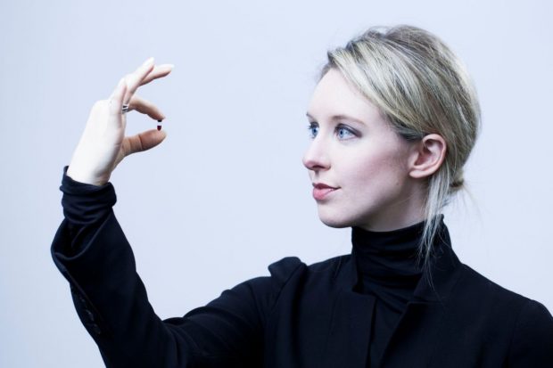 Elizabeth Holmes, miliardara din Sillicon Valley, spunea că „oamenii frumoși” ca ea nu merg la închisoare. Judecătorii au decis altceva