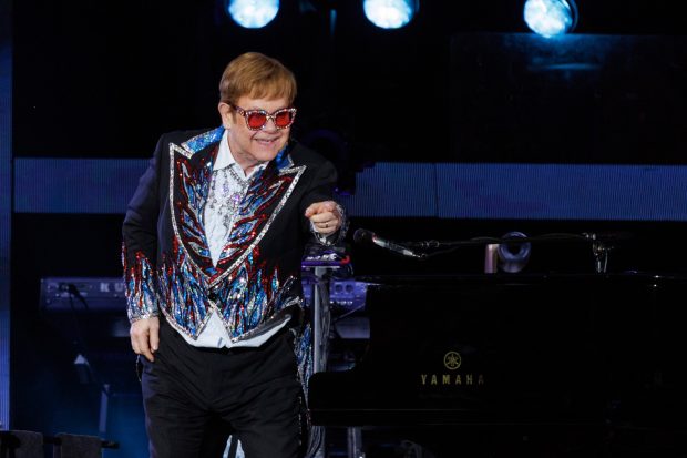Elton John, alături de soț și cei doi copii la concertul de pe stadionul Dodger: „Vreau să vă arăt de ce mă retrag”