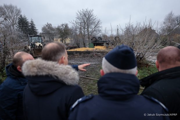 Președintele polonez Andrzej Duda, la locul tragediei din Przewodów. Proiectilul a lăsat în urmă un crater de patru metri