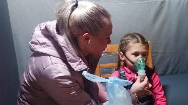Fetiță ucraineană care avea nevoie de oxigen, savată la „Punctul de invincibilitate” din Irpin: „Cu ei se luptă rușii”