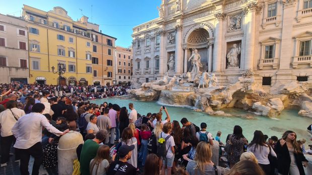 Unde ajung monedele din Fontana di Trevi, aruncate de turiști pentru dorințe. În 2022 s-au strâns 1,4 milioane de euro
