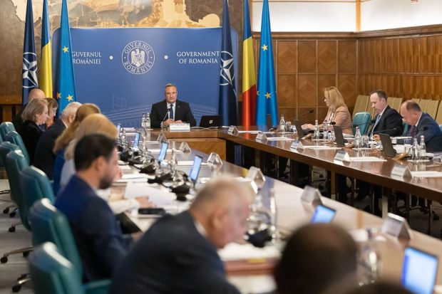 Surse: Guvernul pregătește o ordonanță de urgență în cazul în care modificările la Codul Fiscal care cresc taxele vor pica la Curtea Constituțională