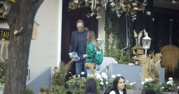 Darren Cahill a venit în România. Simona Halep și fostul ei antrenor, fotografiați lângă un restaurant