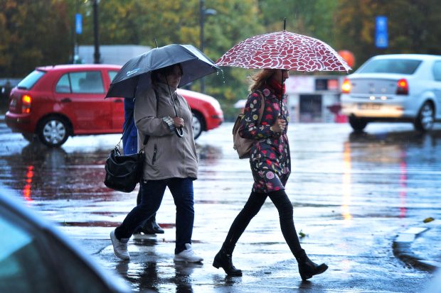 Prognoza meteo pentru următoarele două săptămâni. Vremea se răcește și vin ploile