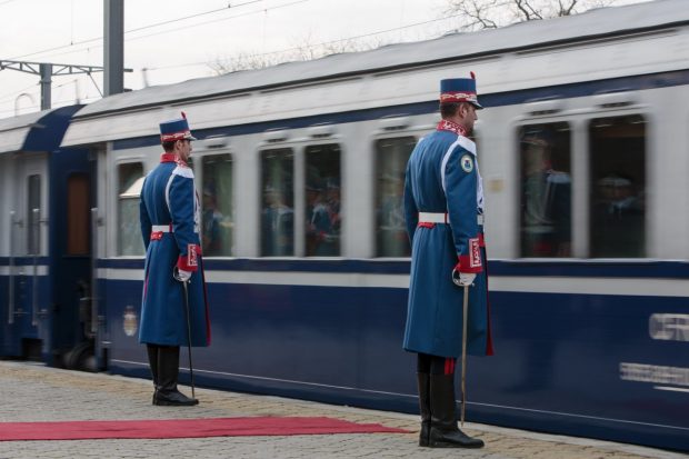 Petrecere cu „șpriț și lăutari” în Trenul Regal, de 1 Decembrie. Casa Regală: „Este o blasfemie”