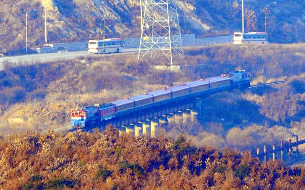 Un tren a trecut granița din Coreea de Nord în Rusia, după ce SUA au spus că Phenianul livrează armament armatei lui Putin