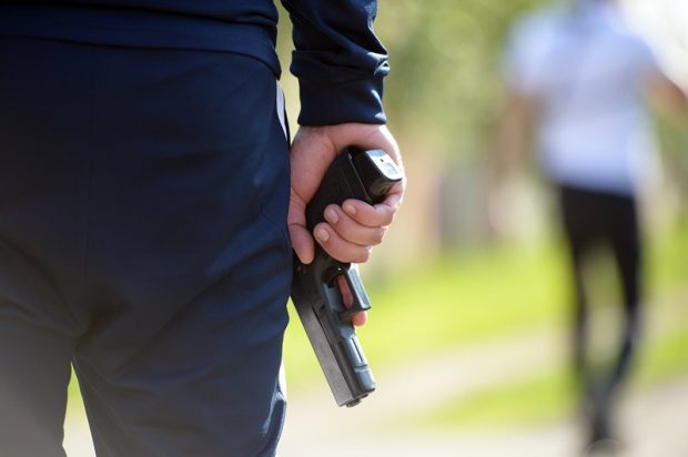 Focuri de armă trase de polițiști pentru a aplana un scandal în Alexandria