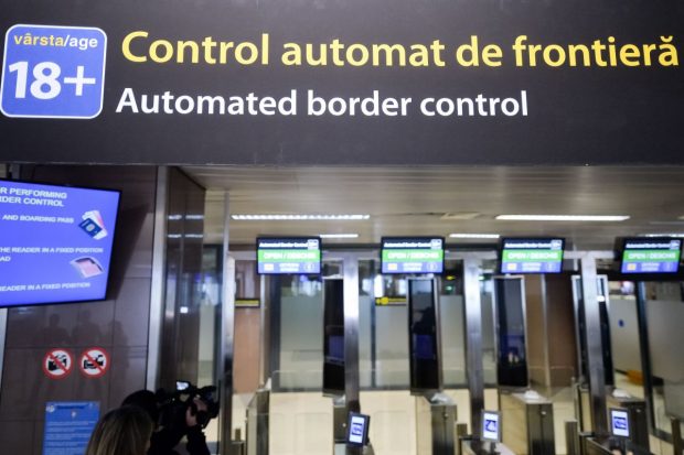 Polițist din Spania, prins pe Otopeni cu o grenadă de antrenament în bagaj