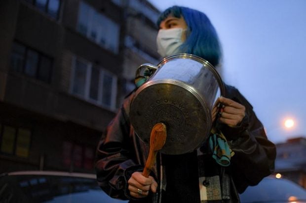 Un bărbat din Brașov a fost arestat preventiv după ce și-a bătut un prieten de pahar cu o oală