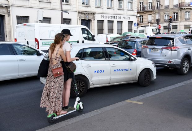 Primăria Parisului ia în calcul interzicerea trotinetelor electrice din cauza numărului mare de accidente mortale