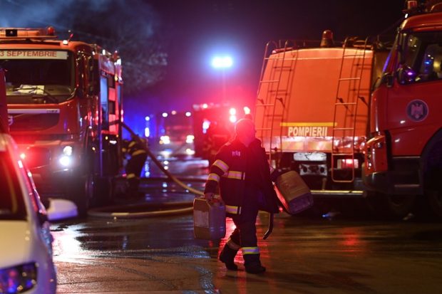 Incendiu la o fabrică de mezeluri din Timișoara. Cinci persoane au fost transportate la spital, după o degajare mare de fum