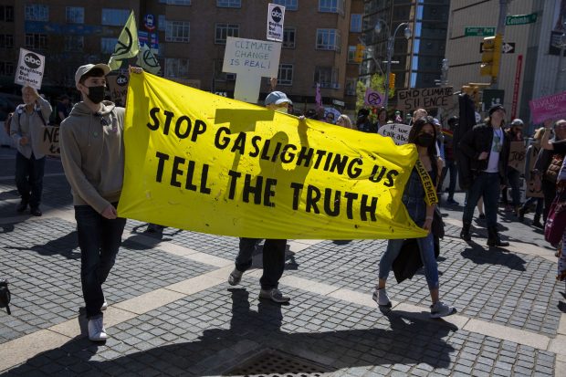 Ce înseamnă „gaslighting”, cuvântul anului desemnat de dicționarul Merriam-Webster