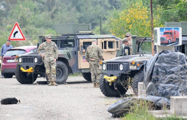 Serbia desfășoară trupe la granița cu Kosovo, pe fondul tensiunilor privind plăcuțele de înmatriculare kosovare, obligatorii pentru etnicii  sârbi