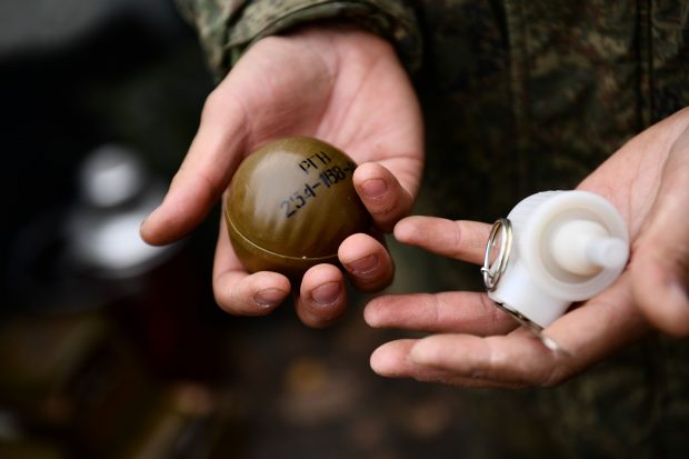 Un soldat rus care avea în corp o grenadă neexplodată, operat cu succes de medici în veste antiglonț, scrie presa rusă