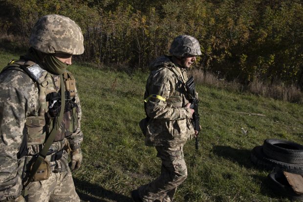 Ucraina, partea întunecată: o tânără din Ucraina se căsătorește cu un soldat gay, ca să-i ajute prietenul, care nu are niciun drept dacă iubitul moare