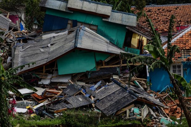 Băiețel de 5 ani, scos după două zile de sub dărâmături, în urma cutremurului din Indonezia. „A întrebat de mama lui”