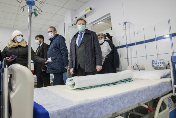 Sănătatea românească depinde de firmele verișorilor? În loc să construim sute de spitale, noi promitem că zugrăvim câteva zeci