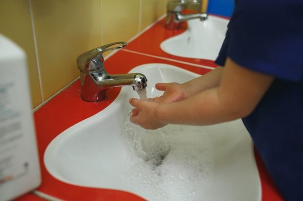 Părinţii nu sunt obligaţi să plătească taxe pentru materiale sanitare în şcoli sau grădiniţe!