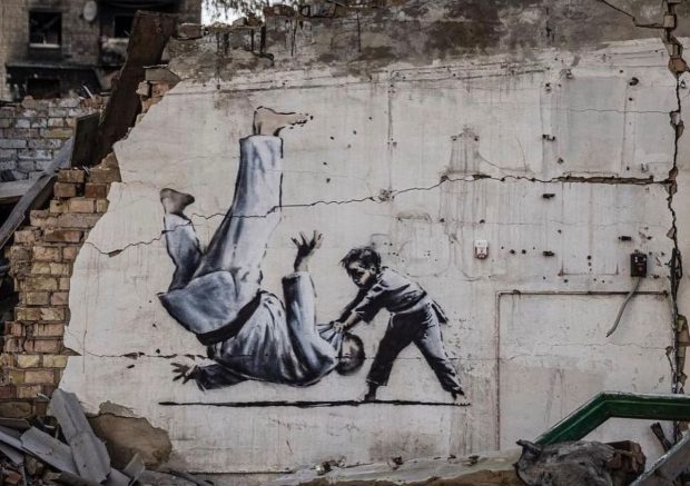 Bansky a pictat zidurile unui oraș distrus din Ucraina