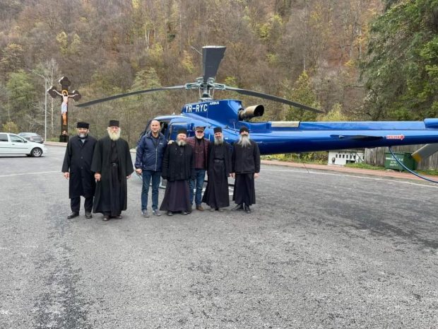 Directorul editurii „Lumea Credinței” a venit cu elicopterul la Mănăstirea Lainici. „Începe să-mi placă amestecul de tehnologie cu duhovnicie”