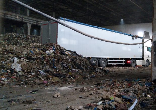Dosar penal pentru o hală în care Primăria Sectorului 3 a ascuns munți de gunoaie, în spatele construcției vizitate recent de Negoiță și Ciolacu