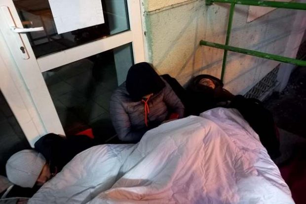 Mai mulți tineri dorm de două nopți în frig, pe scările Serviciului pentru Imigrări Timiș pentru a nu pierde rândul