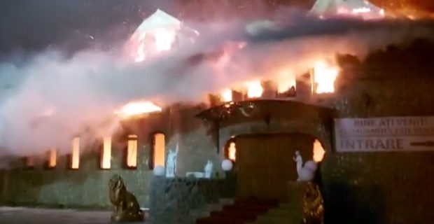Incendiu puternic la restaurantul Hanul Vânătorului din Galați. Flăcările s-au extins la o casă