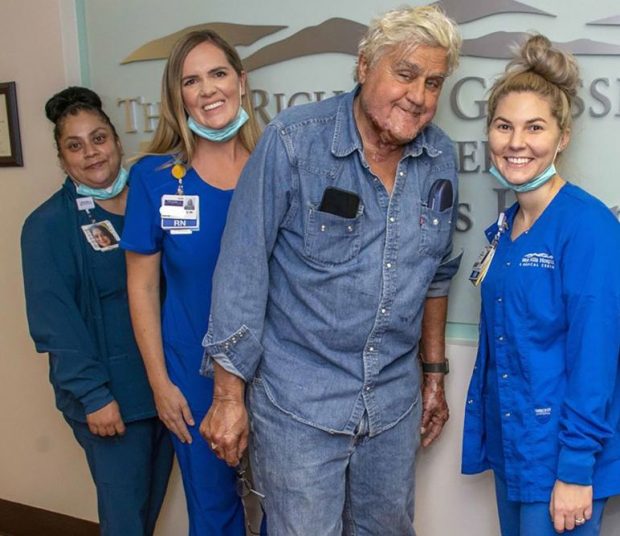 Jay Leno, externat din spitalul de arși din Los Angeles. Fosta vedetă TV are arsuri pe față, pe gât și pe mâini