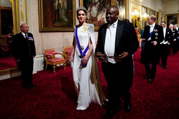 Cât costă rochia albă purtată de Kate Middleton la primul ei banchet în calitate de prințesă. A apărut lângă președintele Africii de Sud