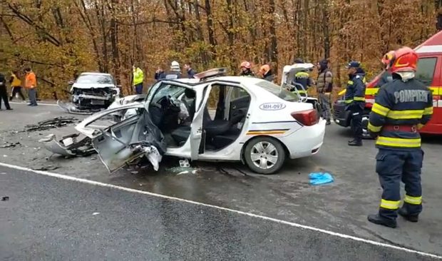 Mașină de poliție, implicată într-un accident pe un drum din Mehedinți. Agenții erau în misiune, iar unul dintre ei a fost rănit  | VIDEO