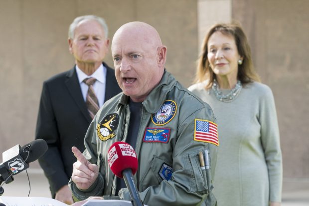 Alegeri SUA 2022. Democrații, aproape de o majoritate în Senat, după ce Mark Kelly obține victoria în Arizona