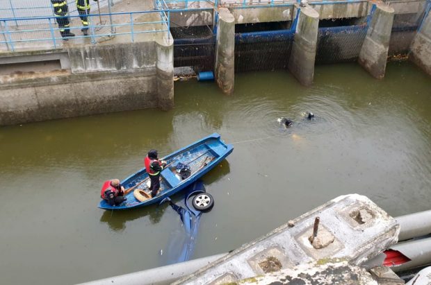 O mașină a căzut în lacul Floreasca din București. Două persoane, transportate la spital