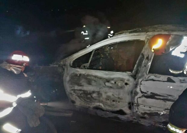 Trafic întrerupt pe A1, pe sensul spre Pitești, după ce o mașină a luat foc. Șoferița și cei doi pasageri au ieșit la timp din vehicul