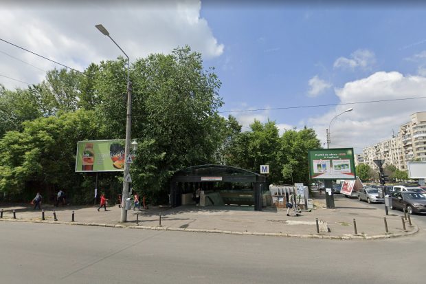 Primăria Sectorului 4 a transformat un spațiu verde și un trotuar de lângă stația de metrou Timpuri Noi în parcare. Amendă de 100.000 de lei de la poliție